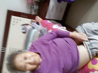 גברת רוסייה מזדיינת מצלמות סקס חיות עם ילד צעיר.