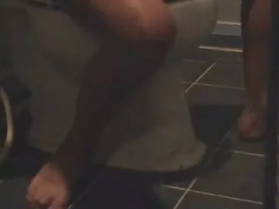 מיה חליפה מעדיפה סקס בשידור חי חינם למצוץ את הזין של הארוס עם אמה החורגת.