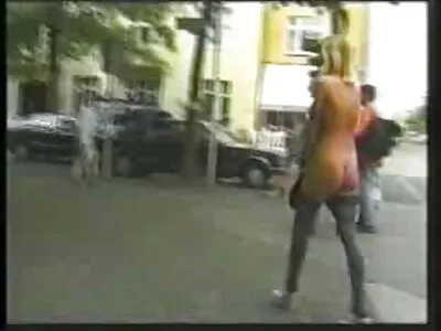 בחורה בכושר מורידה את החותלות הצמודות שלה כדי להזדיין-אנאלי. צאט פורנו חינם