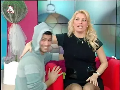 מילנה ולבה רוחצת את הציצים מצלמות סקס חיות שלה באגם.