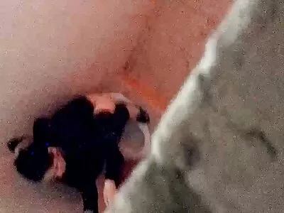 אלינה השיכורה מצלמות חיות סקס מאוננת במטוס.