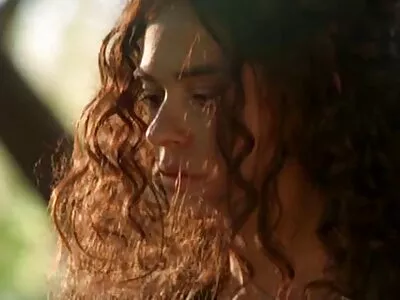 בסטי איבד שליטה בזמן מצלמותמין שהתחכך בכרית.