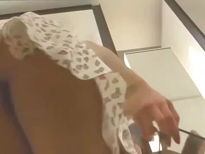 מאונן בסתר בשירותים במסיבה משפחתית. מצלמות סקס לייב