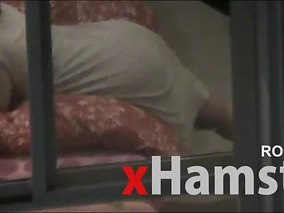 בחורה צעירה מתקלחת, מגלחת מצלמות סקס חיות את הכוס ומאוננת במקלחת.
