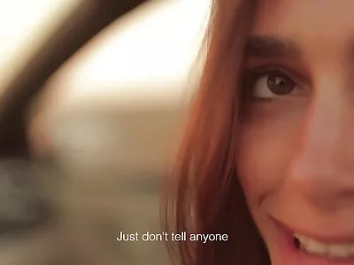 ילדה כפרית מצלמות גייז חינם משחקת בכיפה אדומה עם השכנה.