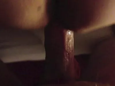 נהיגה עירומה בעיר תגרום לי לעצור מצלמותמין ולזיין אותה במכונית.