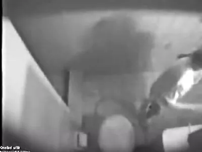 אישה סינית מצלמות צאט חי למדה מהי חדירה כפולה.