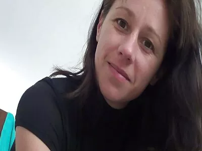 משתין בתחתונים על עצמו, סקס חיות חינם והבחור מתרוצץ עליה.