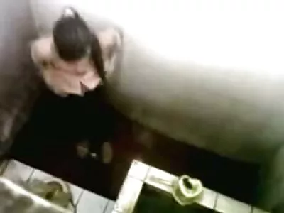 בוגר מצלמות סקס חי חינם עם ציצים ענקיים וילדה צעירה.