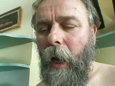 אחות חורגת תפסה אותי צופה מצלמות גייז חינם בפורנו.