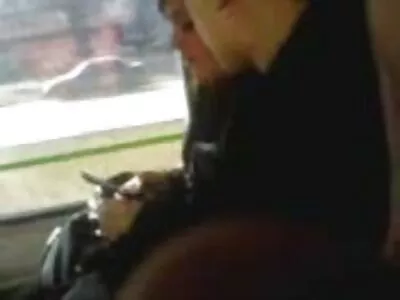 הילדה לועגת לנהג המונית המתנודד במושב האחורי מצלמות גייז חינם תוך כדי נסיעה.