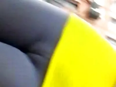 נתן לינוק לחברתו בזמן שהאבות הקדמונים היו בחדר סקס בשידור חי חינם הסמוך.