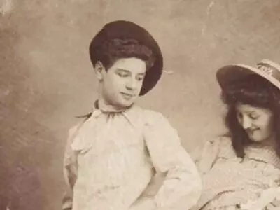אני מתגנב לחדר של אחותי החורגת וגומר בסתר מאמי החורגת. מצלמות חיות סקס