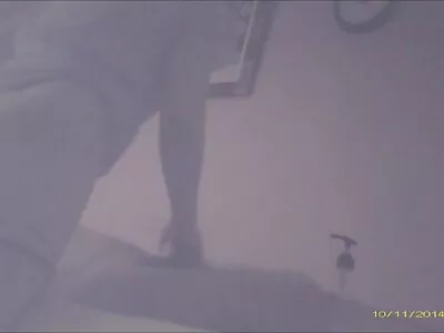 מראה את הכוס המגולח מצלמות חיות סקס שלה במקלחת.
